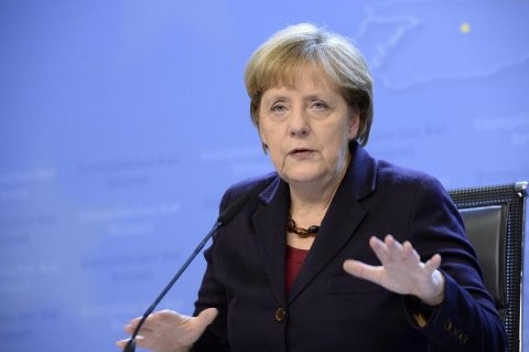Angela Merkel criticizes anti-refugee violence - ảnh 1